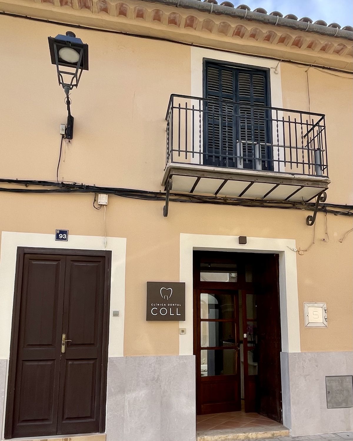 Fachada de la antigua casa de pueblo donde está Clínica Dental Coll